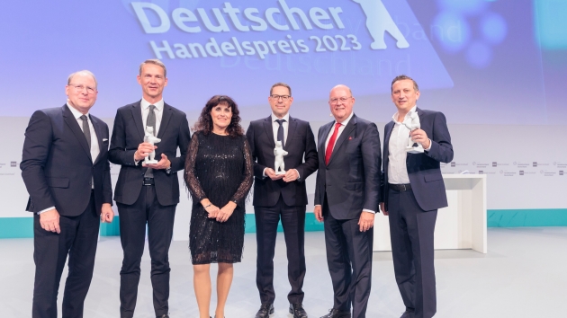 HDE verleiht Deutsche Handelspreise und ZukunftHandel Award - v.l.: HDE-Hauptgeschäftsführer Stefan Genth, Holger Blecker (Breuninger), das 'Gesicht des Handels' Renate Lüdke, Gerd Chrzanowski (Schwarz-Gruppe), HDE-Präsident Alexander von Preen und Rewe-CEO Lionel Souque - Quelle: Jörg Sarbach